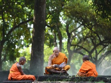 monges-lendo-meditação