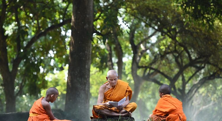 monges-lendo-meditação